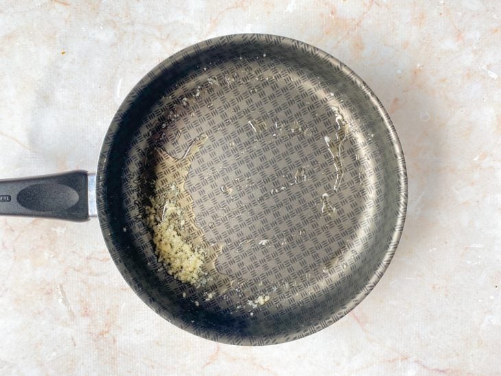 alho refogando na frigideira