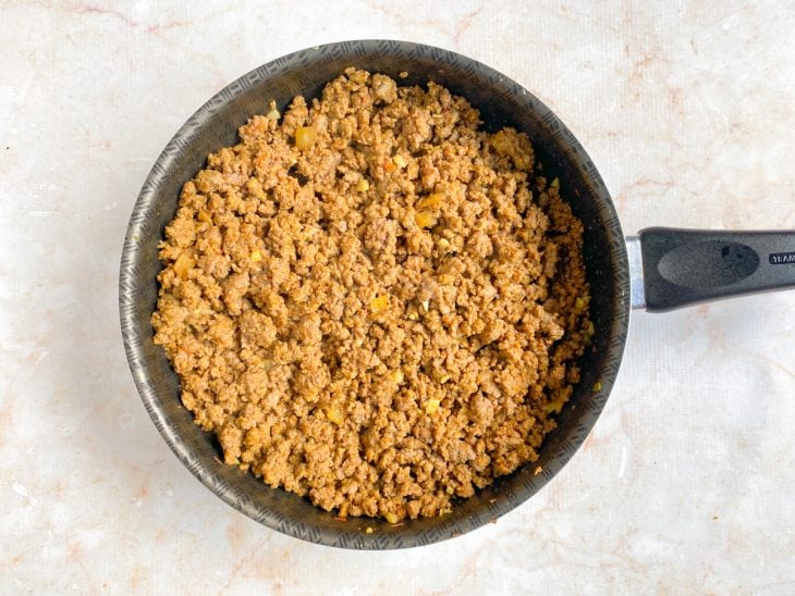 molho de carne moída pronto na frigideira