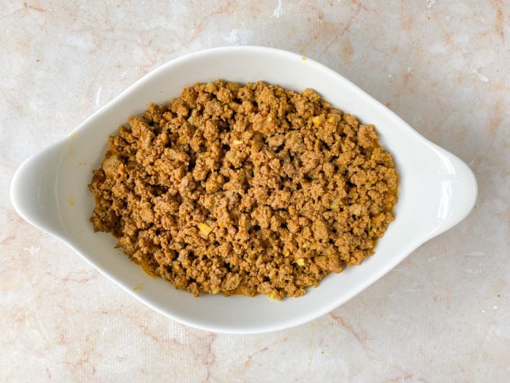 montagem do escondidinho de carne moída com abóbora