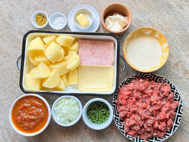 Ingredientes reunidos na bancada.