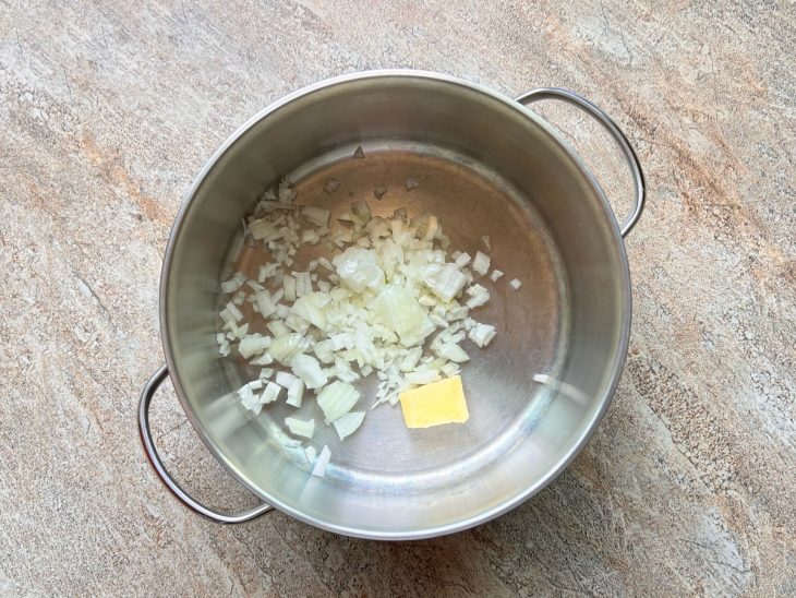 Em outra panela, a manteiga dourando a cebola.