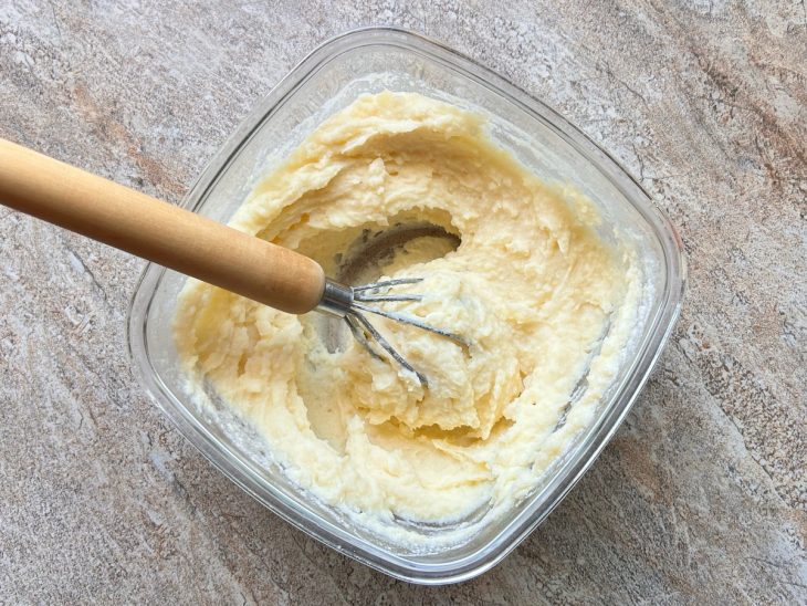 Batata cozida misturada com a manteiga, os temperos, o creme de leite e o requeijão.