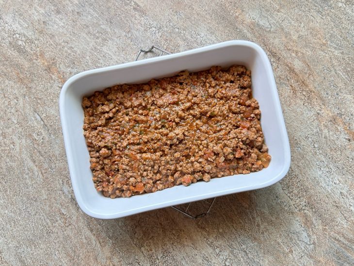 Numa travessa, a carne moída distribuída no fundo.