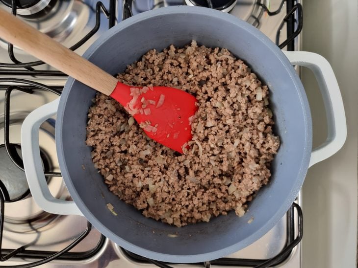 Panela com carne moída com a cor mais escura.