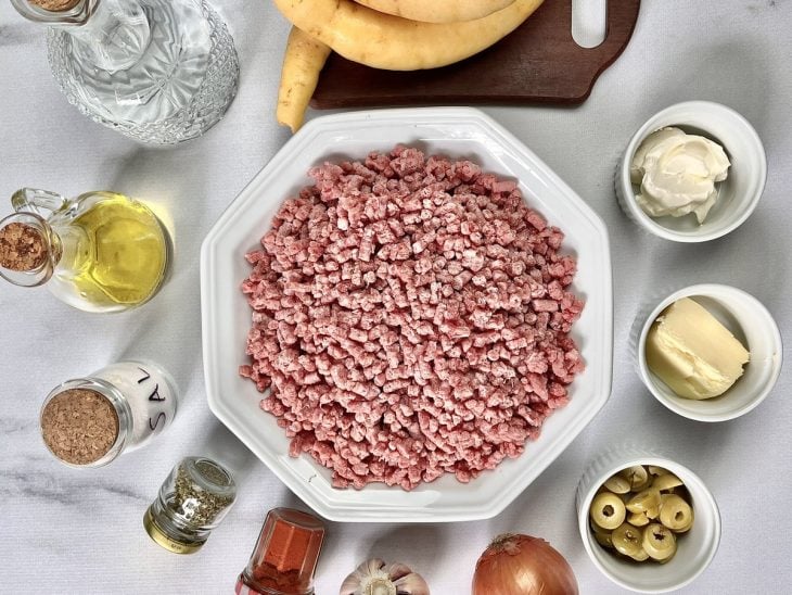 Ingredientes para a receita de escondidinho de carne moída com mandioca salsa.