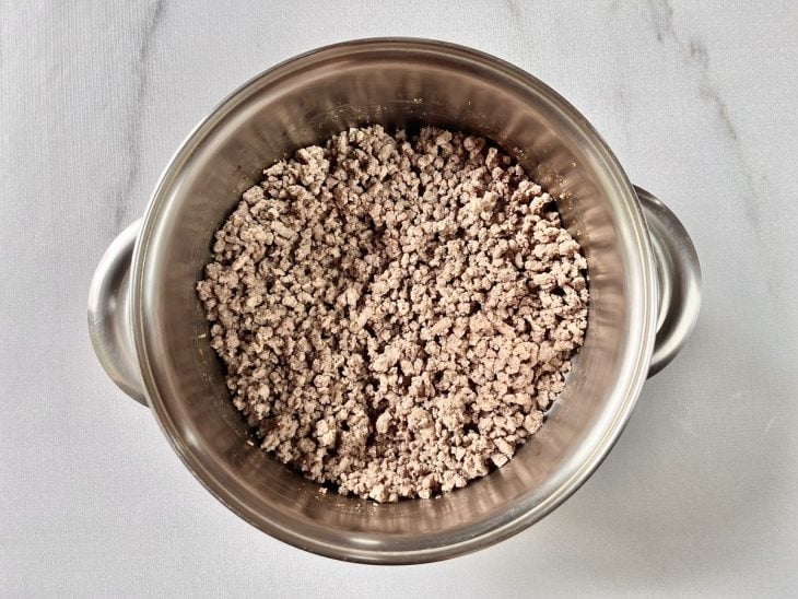 Carne moída em uma panela com azeite.