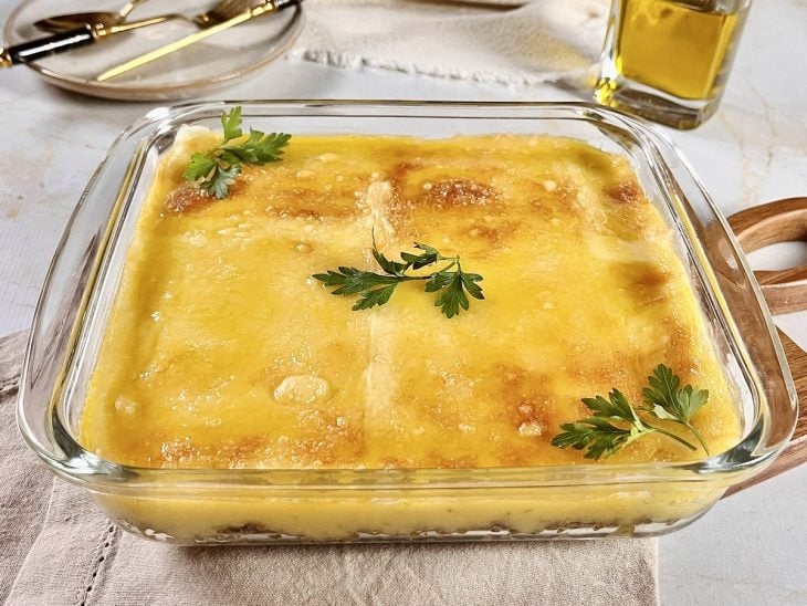 Escondidinho de carne moída com mandioca salsa pronto para servir.