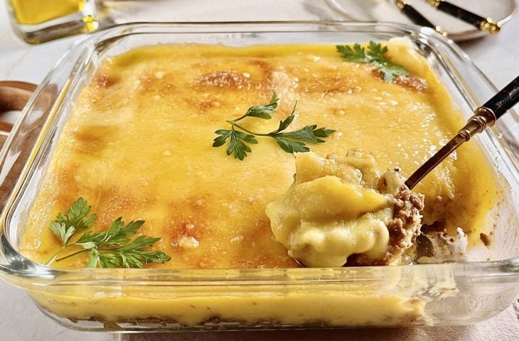 Escondidinho de carne moída com mandioca salsa