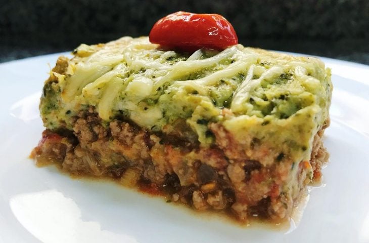 Escondidinho de carne moída com purê de brócolis