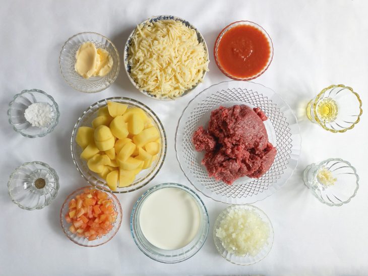 Ingredientes para a receita reunidos em uma bancada.