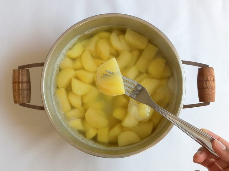Batatas cozidas em uma panela com água.