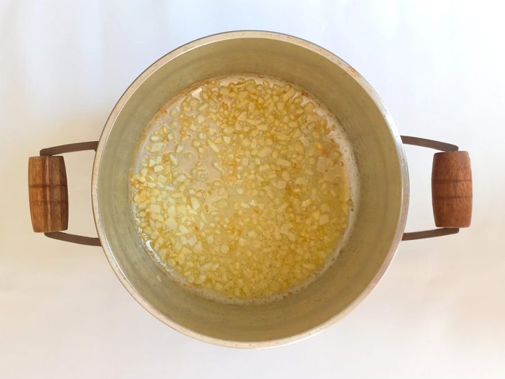 Manteiga e cebola em uma panela.