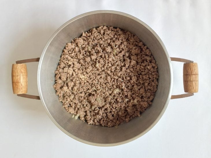 Carne moída refogada em uma panela.