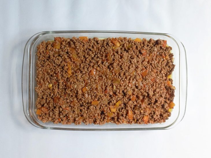 Carne moída adicionada sobre o purê.