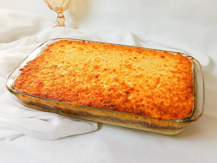 Escondidinho de carne moída fácil e rápido gratinado e pronto para consumo.