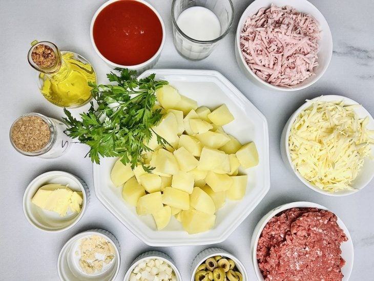Ingredientes para a receita reunidos em uma bancada.