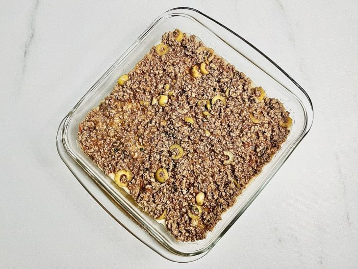 Carne moída adicionada no refratário.