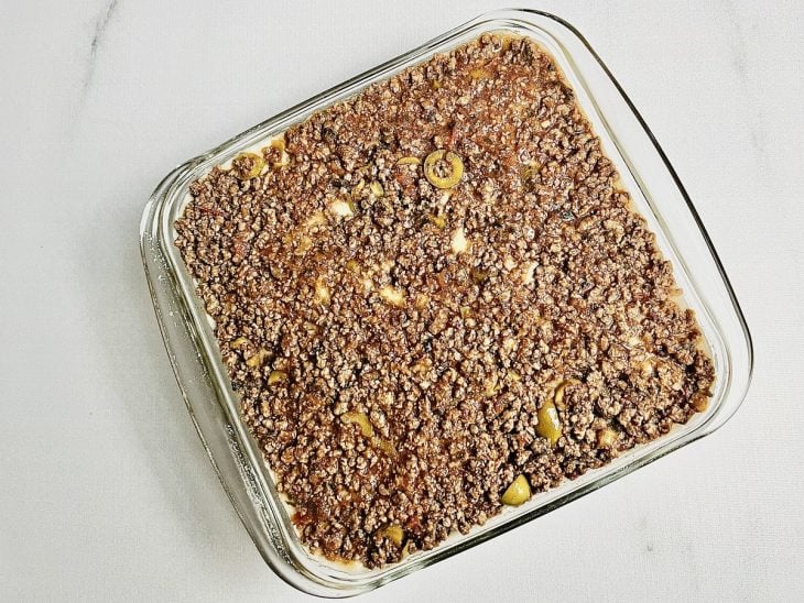Refratário com camada de carne moída na superfície.