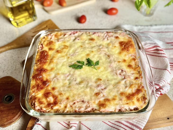 Escondidinho de carne moída simples pronto para consumo.