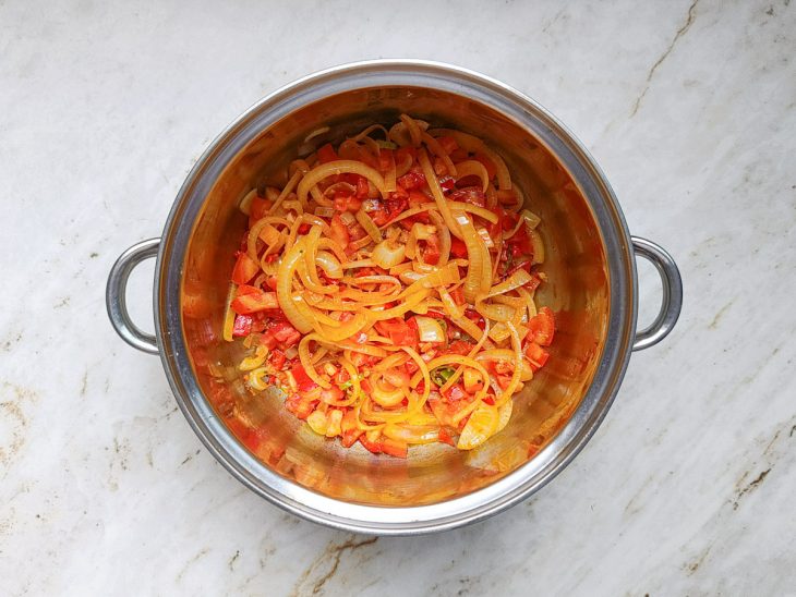 Ingredientes adicionados numa panela.