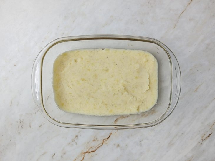 Purê de batatas acomodado num refratário.