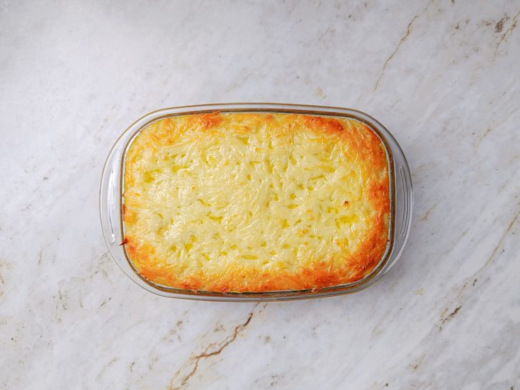 Escondidinho de carne seca com batata após tempo de forno com o queijo gratinado.