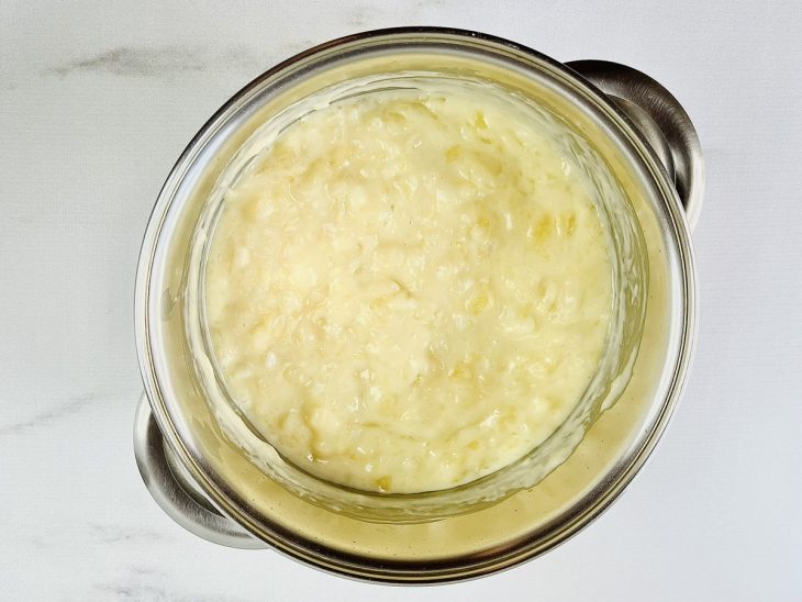 Mandioca e leite adicionados na panela com o refogado de cebola.
