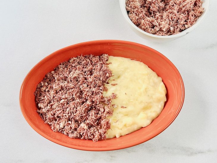 Purê e carne seca colocados num refratário.