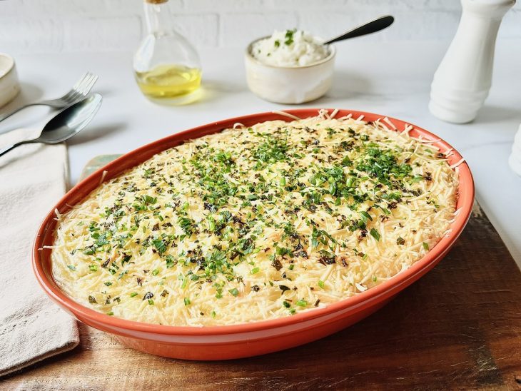 Escondidinho de carne seca com mandioca e requeijão pronto para consumo.