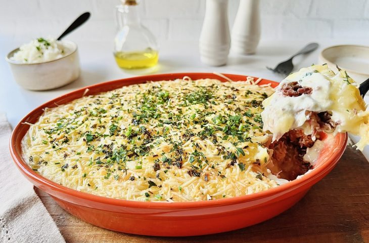 Escondidinho de carne seca com mandioca e requeijão