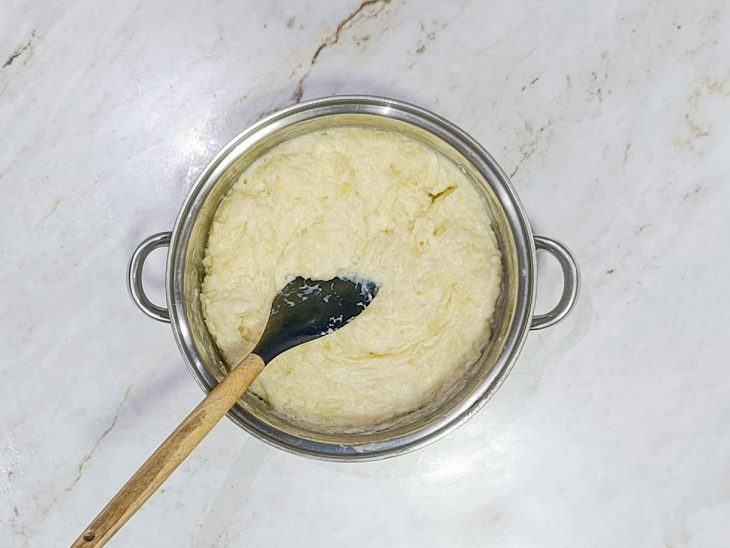 Ingredientes misturados numa panela.