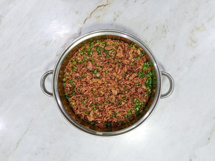 Charque temperada na panela.