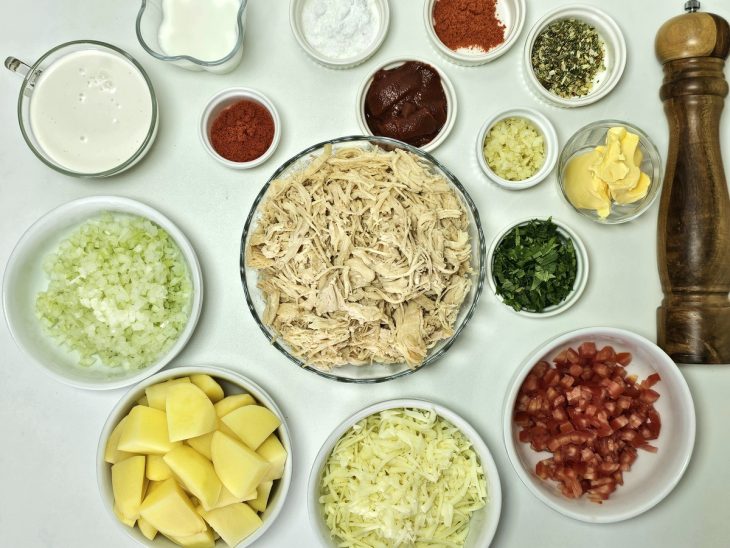 Ingredientes reunidos na bancada.