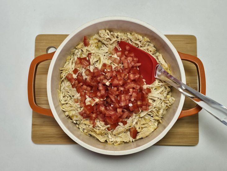 Em outra panela, a manteiga, a cebola e o alho.