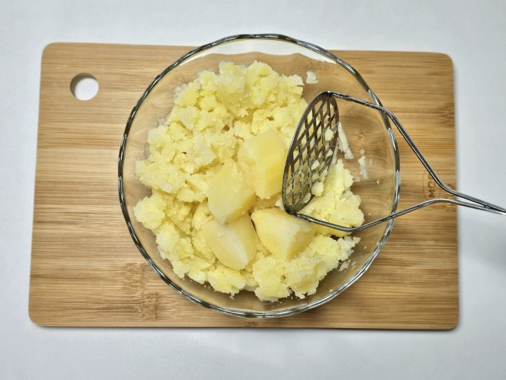 Numa tigela, as batatas cozidas.