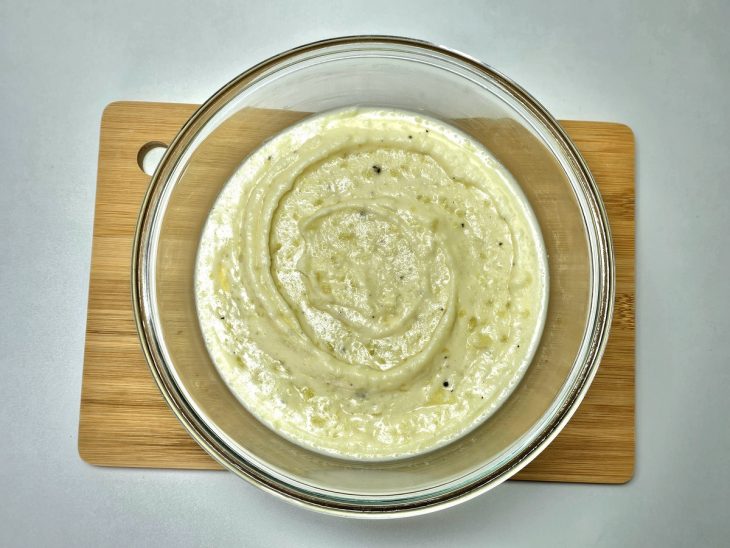 Na tigela, batatas amassadas com a manteiga.