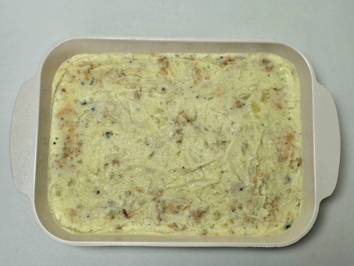 Numa travessa, as camadas do escondidinhos prontas.