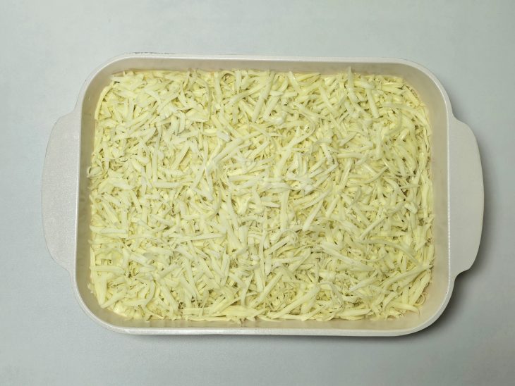 Na travessa, o queijo ralado adicionado por cima.