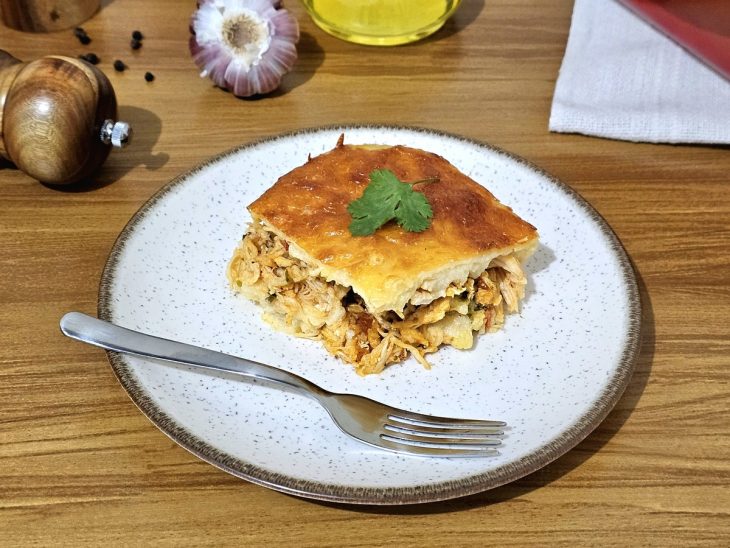 Num prato, uma porção do escondidinho servida.