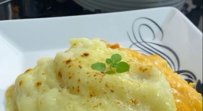 Escondidinho de frango com cheddar