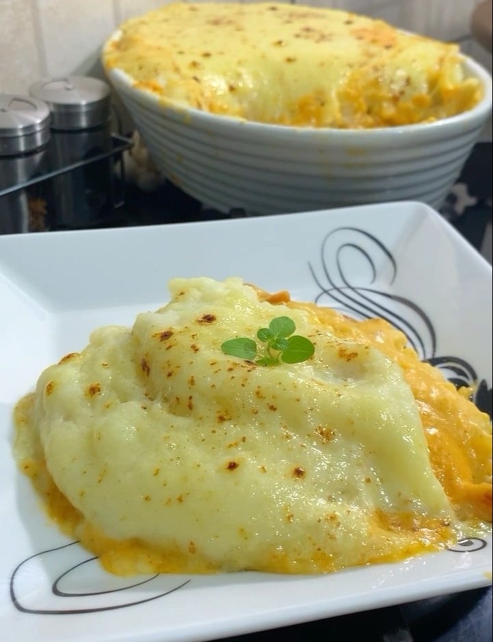 Escondidinho de frango com cheddar