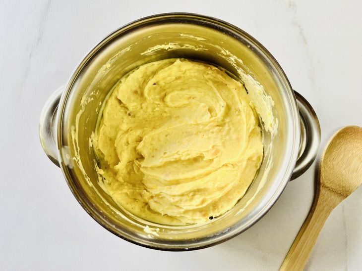 Panela com a mandioquinha amassada, manteiga, sal, pimenta-do-reino e creme de leite.