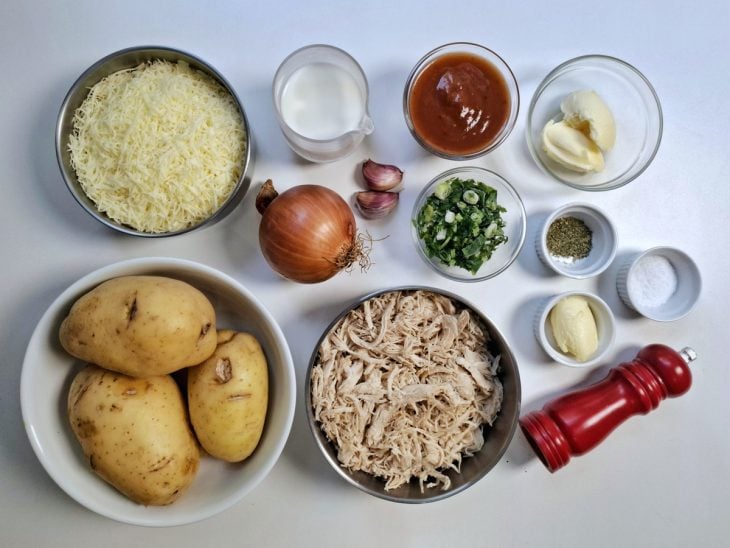 Ingredientes para a receita de escondidinho de frango fácil e rápido reunidos em uma bancada.
