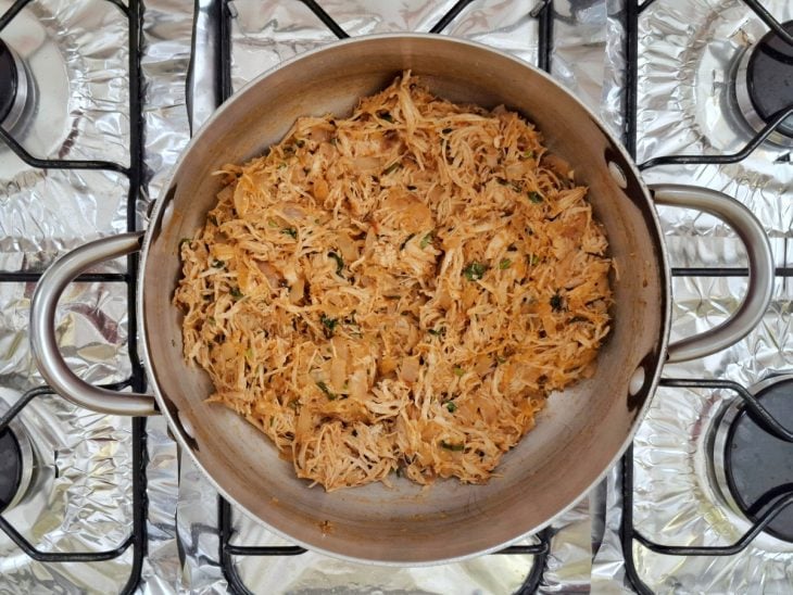 Molho de tomate e cheiro-verde adicionados na panela.