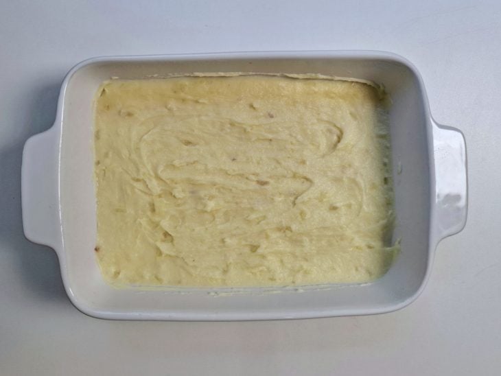 Purê de batatas acomodado em um refratário.