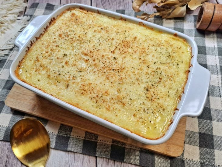 Escondidinho de frango fácil pronto para consumo.