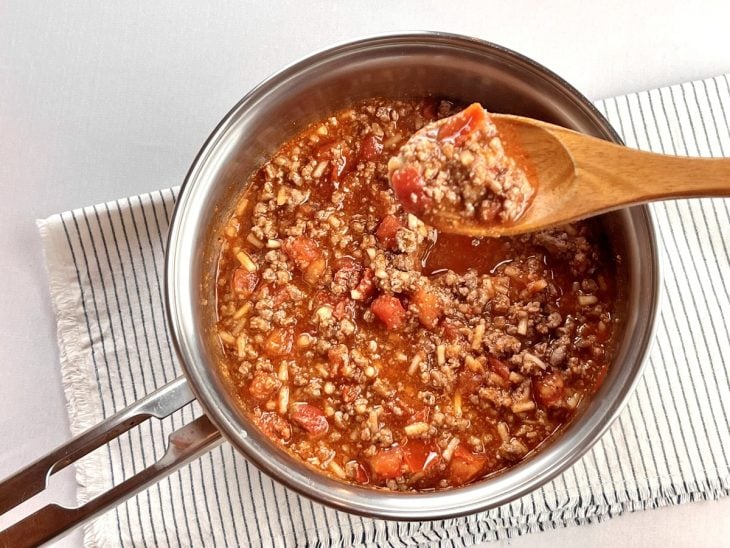 Panela com carne moída com molho de tomate.