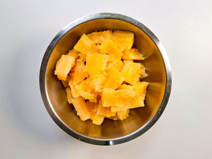 Mandiocas cozidas e cortadas.