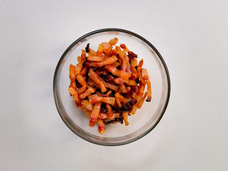 Bacon frito e reservado.