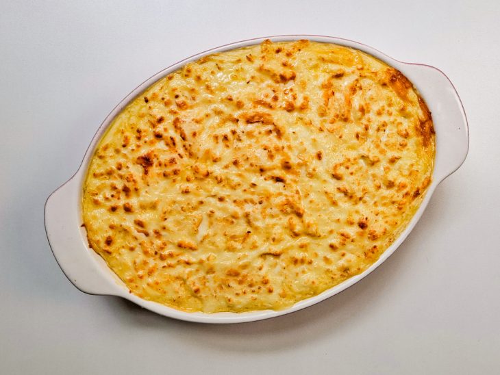 Escondidinho saído do forno, gratinado.